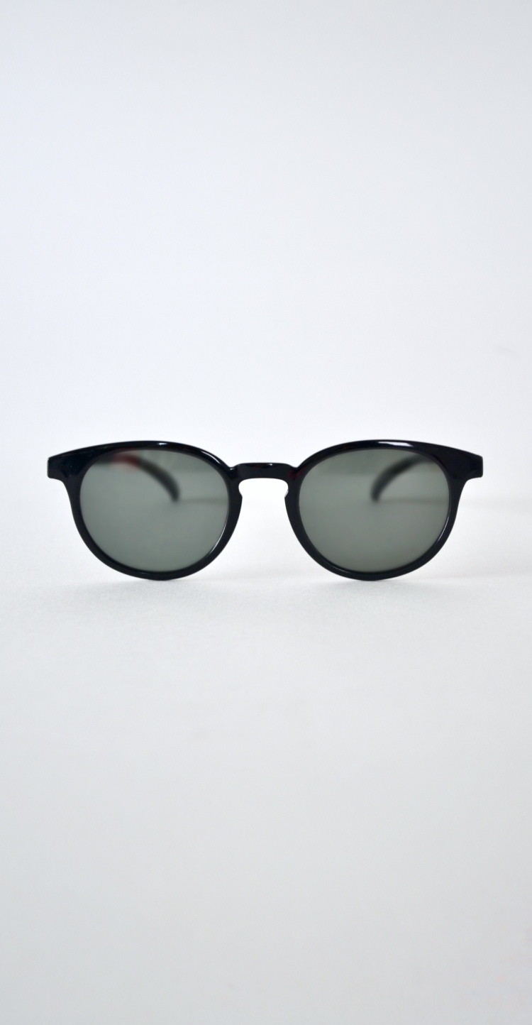 molmenaのサングラスのアップ